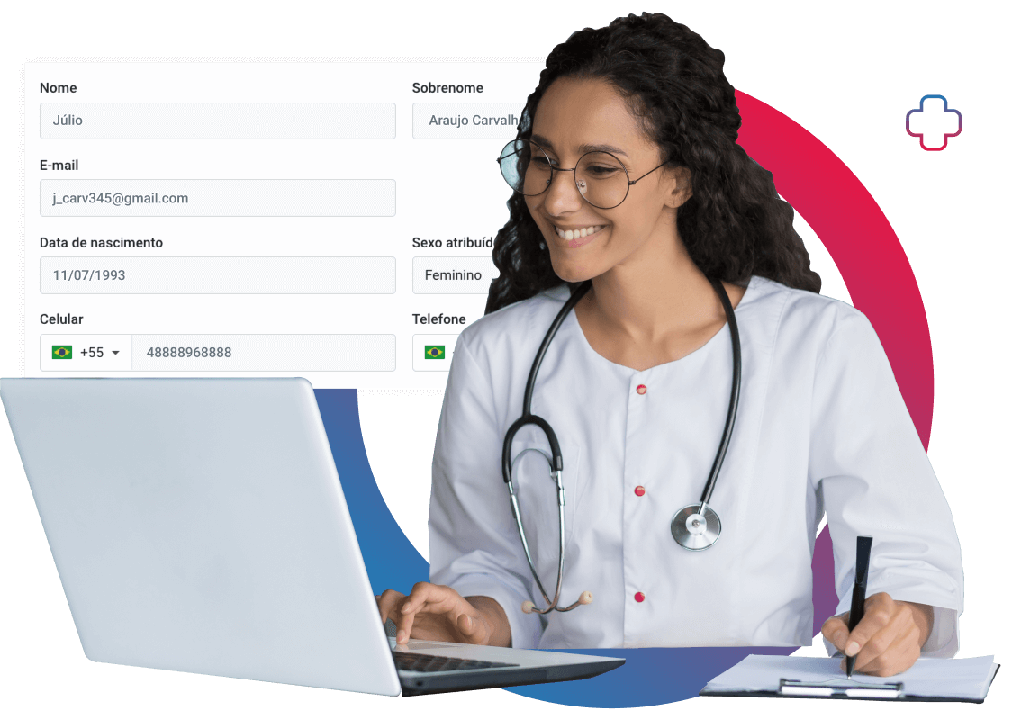 médica sorrindo ao utilizar a plataforma de agendamento online do doctoranytime